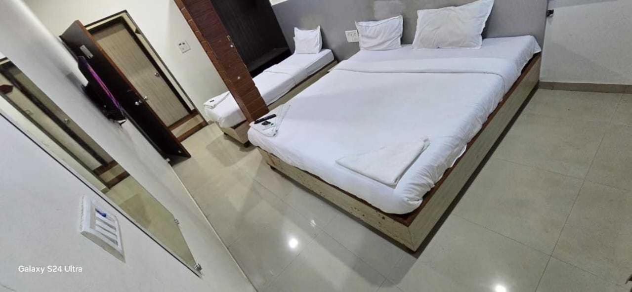 Hotel O Sargam Lodging And Boarding Ulhasnagar Bagian luar foto
