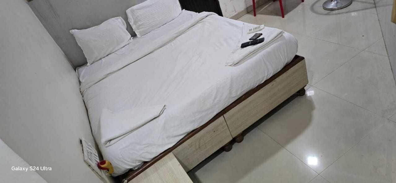 Hotel O Sargam Lodging And Boarding Ulhasnagar Bagian luar foto